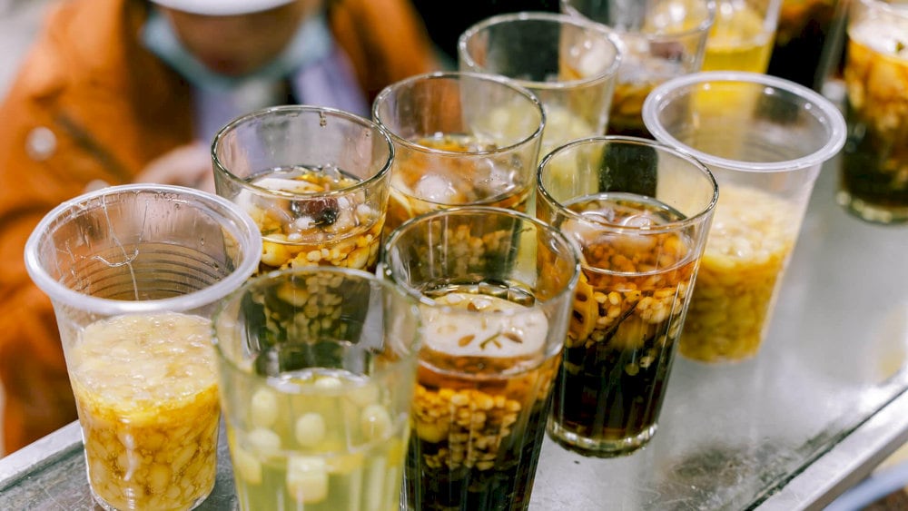 Chợ Cồn là thiên đường của các món ăn vặt hấp dẫn như chè, kem bơ